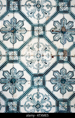 Alt, abgenutzt, Portugiesisch Azulejo Kacheln mit floralem Muster, die außenwände eines Gebäudes in Lissabon, Portugal, dekorieren. Stockfoto