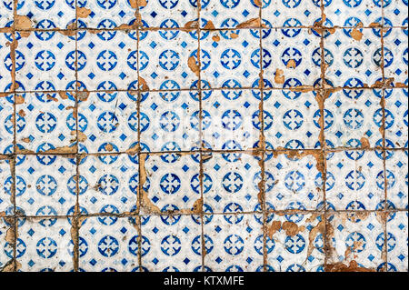 Alt, abgenutzt, Portugiesisch Azulejo Kacheln mit einer kreisförmigen Muster, die außenwände eines Gebäudes in Lissabon, Portugal, dekorieren. Stockfoto