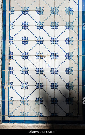 Portugiesische Azulejo Kacheln mit floralem Muster, die außenwände eines Gebäudes in Lissabon, Portugal, dekorieren. Stockfoto