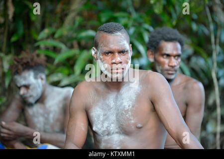 Porträt eines Mannes aus dem Volk der Asmat Menschen. Asmat Menschen Dorf. New Guinea. 23. Mai 2016 Stockfoto