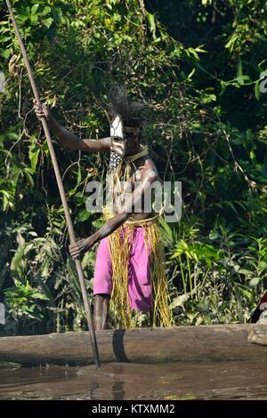 Kanu Krieg Zeremonie der Asmat Menschen. Headhunter eines Stammes von Asmat in einer Maske mit einem Ruder. New Guinea Island, Indonesien. 23. Mai 2016 Stockfoto