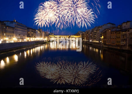 Explosive Feuerwerk um Ponte Vecchio über den Arno-Feiern Silvester in Florenz, Italien Stockfoto