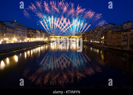 Explosive Feuerwerk um Ponte Vecchio über den Arno-Feiern Silvester in Florenz, Italien Stockfoto