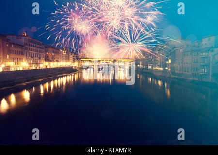 Explosive Feuerwerk um Ponte Vecchio über den Arno-Feiern Silvester in Florenz, Italien Stockfoto