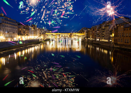 Explosive Feuerwerk um Ponte Vecchio über den Arno-Feiern Silvester in Florenz, Italien Stockfoto