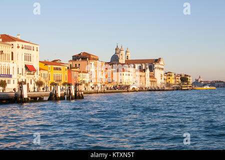 Zattere, Dorsoduro Venedig, Venetien, Italien bei Sonnenuntergang, bei Dämmerung von den Giudecca Kanal mit bunten historischen Palazzos Stockfoto