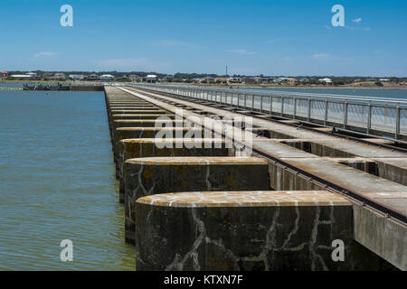 Goolwa Barrage Lock, South Australia. Im Querformat mit Blick auf die Länge der Sperre von Goolwa Seite in Richtung Hindmarsh Island. Stockfoto