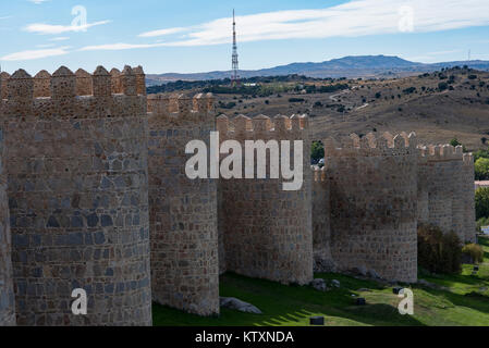 Ansicht der schützenden Avila der Wall mit sanften Hügeln und radio Türme im Hintergrund Stockfoto