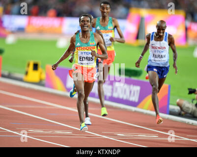 Muktar Edris (Äthiopien) gewinnt den 5000 m Männer Goldmedaille, wobei Mo Farah (Großbritannien) auf den zweiten Platz - IAAF World Championships in London 2017 Stockfoto