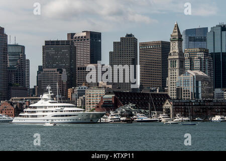 Boston, MA USA 05.09.2017 Mayan Queen Yachtcharter Segelboote am Charles River in Boston Skyline auf sonnigen Sommertag Stockfoto