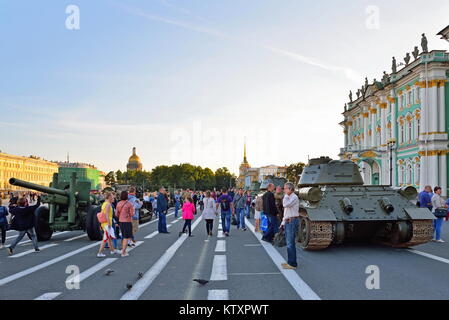 St. Petersburg, Russland - August 08, 2017: Touristen und militärische Ausrüstung auf dem Schlossplatz in Tag der Erinnerung und Trauer Stockfoto