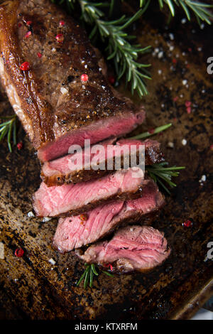 Gras gefüttert Steak gebraten auf Medium Stockfoto