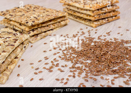 Flachs Keks. Gesunde Snacks, Leinsamen Kürbissamen, Koriander, Sonnenblumenkerne. Gesalzene Diäten sind knusprige Cracker. Ganze Mahlzeit. Stockfoto