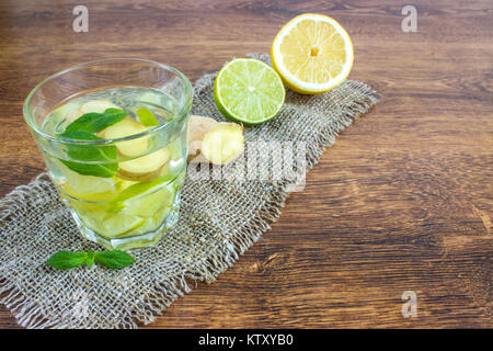 Organic Ginger Ale Soda in ein Glas mit Zitrone und Limone. Stockfoto