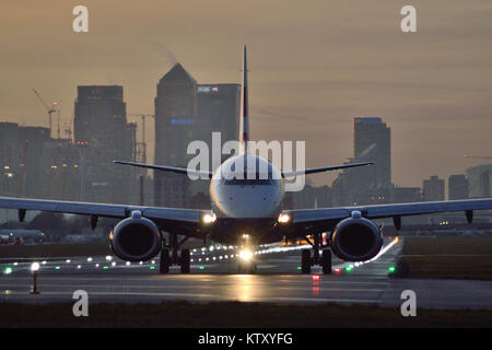 British Airways BA CityFlyer Embraer Besteuerung am London City Airport in der Dämmerung Stockfoto