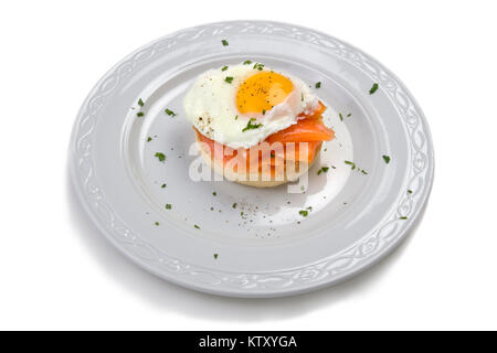 Weiche pochiertes Ei auf Muffins mit Räucherlachs Stockfoto