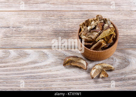 Getrocknete Shiitake Pilze in einem Bogen, auf einem Holztisch. Stockfoto