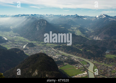 Blick vom Kaiser Zahmer Kaiser über das Inntal, Kufstein, Rofangebirge und Karwendel im Herbst, Tirol, Österreich Stockfoto