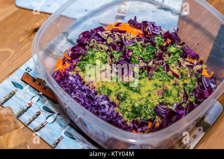 Closeup frisch Bunter Salat in Kunststoffbehälter gehackt. Stockfoto