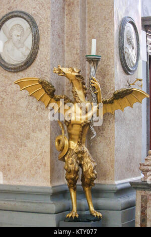 Standleuchter Bronze in der Form eines Drachen in der Basilika St. Mang in Füssen, Bayern, Deutschland. Stockfoto