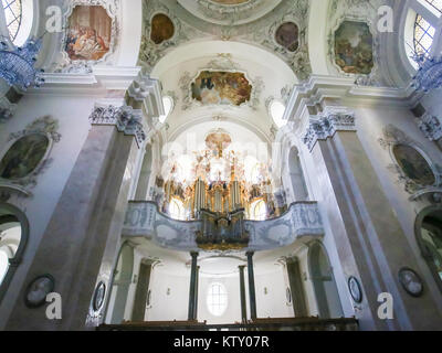 Die Orgel aus dem 18. Jahrhundert und Fresken in der Basilika St. Mang in Füssen, Bayern, Deutschland. Stockfoto