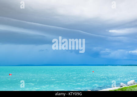 Vor dem Sommer Sturm an einem türkisfarbenen See Stockfoto