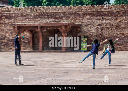 Junge Menschen, die lustige Bilder in der Wüstenstadt Fatehpur Sikri Komplex, Uttar Pradesh, Indien Stockfoto