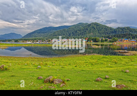 Russland, Altai, Blick auf das Dorf Iogach an der Mündung des Sees Telezkoje Stockfoto