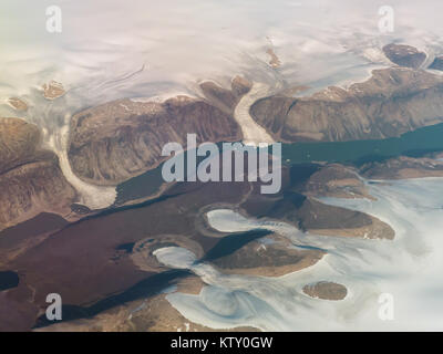 Baffin Island (Nunavut), Kanada: eine Luftaufnahme der Gletscher in der Nähe von Pond Inlet. Stockfoto