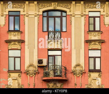 Balkon und mehrere Fenster in einer Reihe auf der Fassade des Städtischen historischen Gebäude, Vorderansicht, Sankt Petersburg, Russland Stockfoto