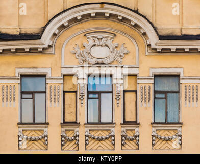 Mehrere Fenster in einer Reihe und Flachrelief auf der Fassade des Städtischen historischen Gebäude, Vorderansicht, Sankt Petersburg, Russland Stockfoto