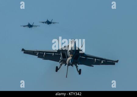 Ein U.S. Navy F/A-18F Super Hornet Jet Fighter Aircraft bereitet auf dem Flugdeck der US Navy Nimitz zu landen - Klasse Flugzeugträger USS Theodore Roosevelt zum 17. Dezember 2017 in den Arabischen Golf. Stockfoto