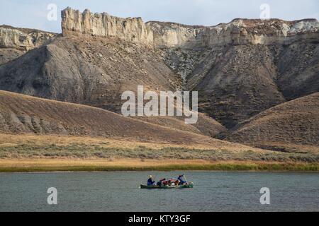 Touristen mit dem Kanu auf der oberen Missouri River National und malerischen Fluss am Oberen Missouri Breaks National Monument, 26. September 2012 in der Nähe von Englewood, Colorado. Stockfoto