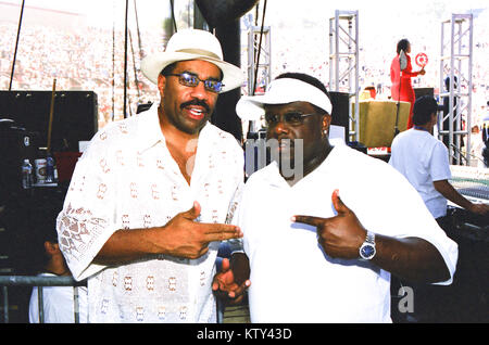 IRVINE, CA - 2002: Steve Harvey und Cedric The Entertainer im Stand up Performance in Irvine, Kalifornien im Jahr 2002. Credit: Pat Johnson/MediaPunch Stockfoto