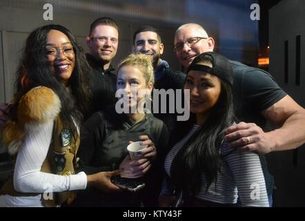 World Wrestling Entertainment (WWE) Ringer (L-R), Alicia Fox, die Miz (Michael Mizanin), U.S. Army Ehrenmedaille Empfänger Florent Groberg, professionelle Küchenchef Robert Irvine, (vorne, L-R) Komiker Iliza Shlesinger, und professional Wrestler Gail Kim für ein Gruppenfoto backstage bei der USO Holiday Tour pose im Al Dhafra Air Base 22 Dezember, 2017 in Abu Dhabi, Vereinigte Arabische Emirate. Stockfoto