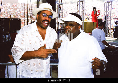 IRVINE, CA - 2002: Steve Harvey und Cedric The Entertainer im Stand up Performance in Irvine, Kalifornien im Jahr 2002. Credit: Pat Johnson/MediaPunch Stockfoto