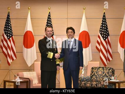 U.S. Navy Chief der Naval Operations John Richardson (links) trifft mit dem japanischen Premierminister Shinzo Abe, 18. Dezember 2017 in Tokio, Japan. Stockfoto