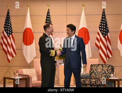 U.S. Navy Chief der Naval Operations John Richardson (links) trifft mit dem japanischen Premierminister Shinzo Abe, 18. Dezember 2017 in Tokio, Japan. Stockfoto