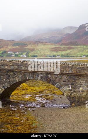 Steinbogenbrücke Eilean Donan Castle vor Brutbeginn Misty Hills. Kyle von Lochalsh, Scoland, UK. Herbst 2017. Stockfoto