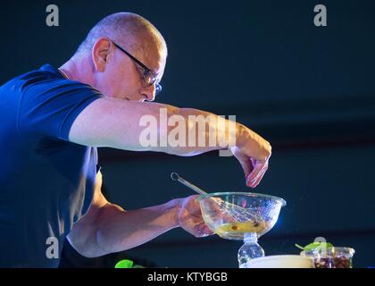 Professionelle Küchenchef Robert Irvine führt eine kochvorführung für US-Soldaten während der USO Holiday Tour am Moron Air Base 21. Dezember in Sevilla, Spanien 2017. Stockfoto