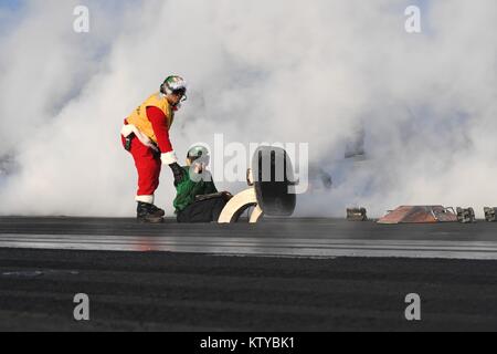 Ein U.S. Navy Matrose verkleidet als Weihnachtsmann auf dem Flugdeck der US Navy der Nimitz-Klasse Flugzeugträger USS Theodore Roosevelt Dezember 21, 2017 in den Arabischen Golf. Stockfoto