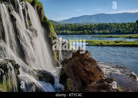 Wasser fließt unten ein Wasserfall auf die Schlange Wild und malerischen Fluss Juli 1, 2013 in Idaho. Stockfoto