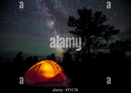 Sterne in der Nacht Himmel über einem camping Zelt in der Nähe des Oberen Missouri Wild und Scenic River am Oberen Missouri Breaks National Monument, 29. Juni 2017 in Lewistown, Montana. Stockfoto