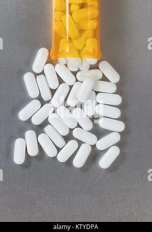 Oxycodone opioid Tabletten und Flasche in der Ansicht von oben Stockfoto