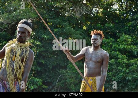 YOUW DORF, ASMAT REGION, Neuguinea, Indonesien - 23. MAI 2016: Kanu Krieg Zeremonie der Asmat Menschen. Headhunter eines Stammes von Asmat in einer Maske mit einem Stockfoto