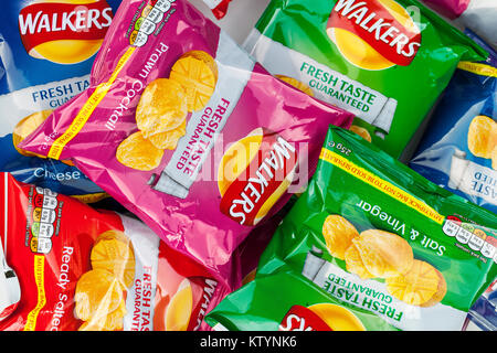 Verschiedene aromatisiert Taschen von Walkers Chips auf einem Zähler nach oben Stockfoto