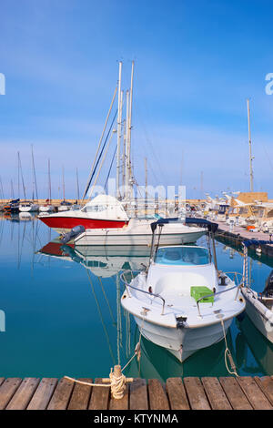 Yachten im Hafen von Latchi, Zypern, an einem hellen Tag Stockfoto