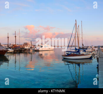 Yachten im Hafen von Latchi, Zypern, am frühen Abend, Panorama Bild, Text Raum Stockfoto