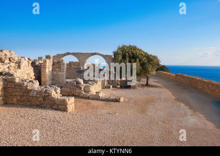 Archäologische Funde von Kourion in Zypern, rouins mit römischen Bögen durch die Küste Stockfoto