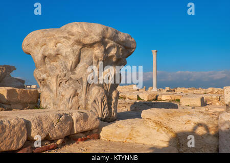 Die Hauptstadt der antiken Säule in Kourion archäologische Stätte in Zypern, Limassol District. Stockfoto